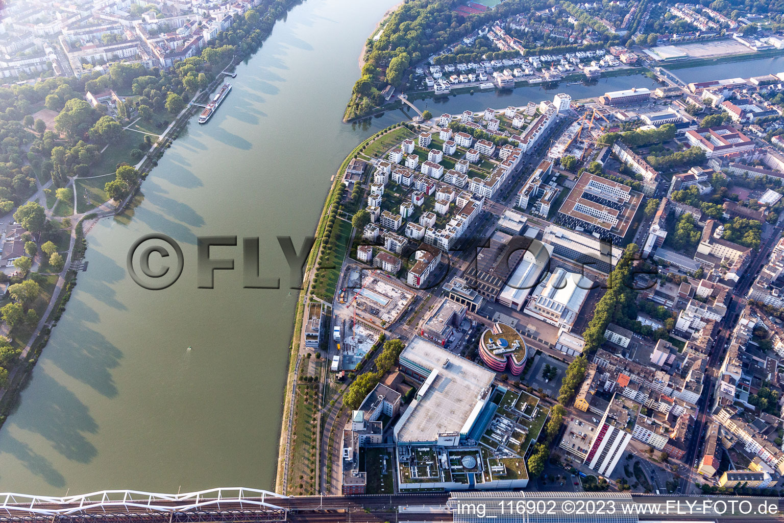 Aerial photograpy of Living by the river, Rheinschanzenpromenade in the district Süd in Ludwigshafen am Rhein in the state Rhineland-Palatinate, Germany