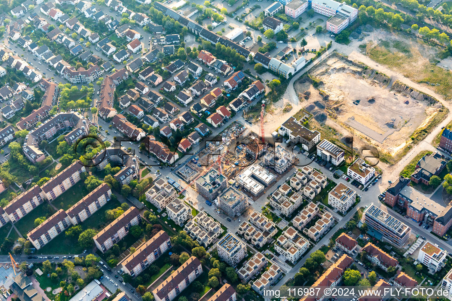 Residential area construction site multi-family houses at the HOMERUN TURLEY on Gelaenof of ehemaligen US-baracks in the district Neckarstadt-Ost in Mannheim in the state Baden-Wurttemberg, Germany