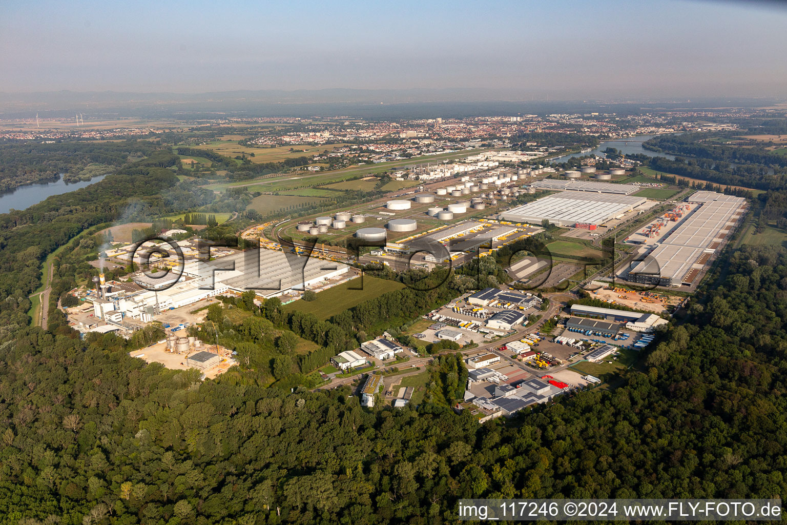 Technical facilities in the industrial area with Interpneu Handelsgesellschaft mbH - Reifen Logistikzentrum, Lidl Vertriebs GmbH & Co KG SPE, Contargo, TanQuid, Saint-Gobain Isover G+H AG, Vital Fleisch GmbH and Lauras Girls Bordell in Speyer in Speyer in the state Rhineland-Palatinate, Germany