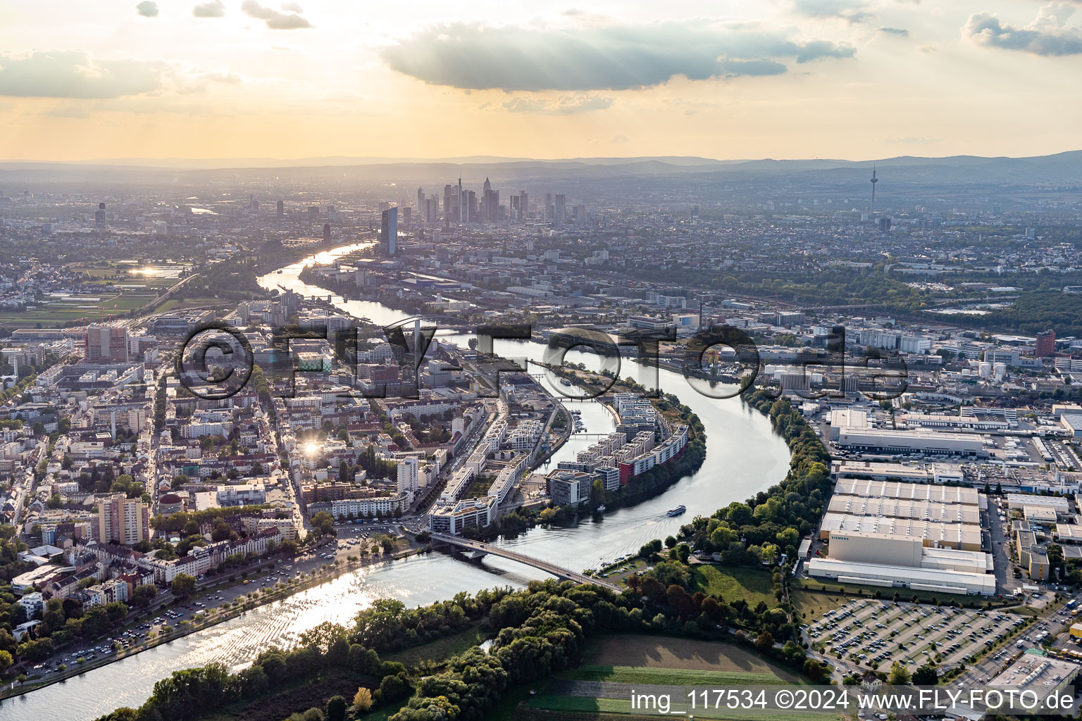 Aerial photograpy of Residential area of the multi-family house settlement auf of the Hafeninsel in Offenbach am Main in the state Hesse, Germany