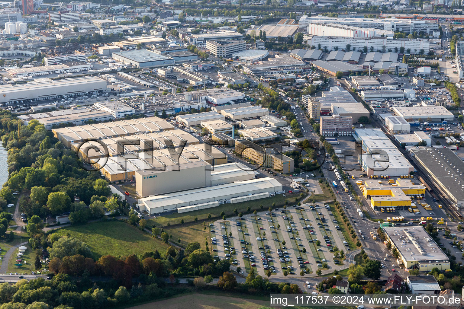 Building and production halls on the premises of Siemens AG Schaltanlagenwerk Frankfurt in Frankfurt in the state Hesse, Germany