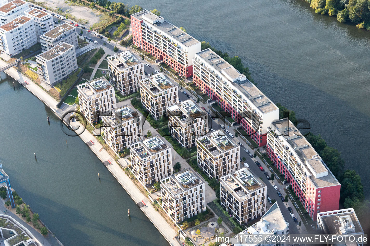 Oblique view of Residential area of the multi-family house settlement auf of the Hafeninsel in Offenbach am Main in the state Hesse, Germany