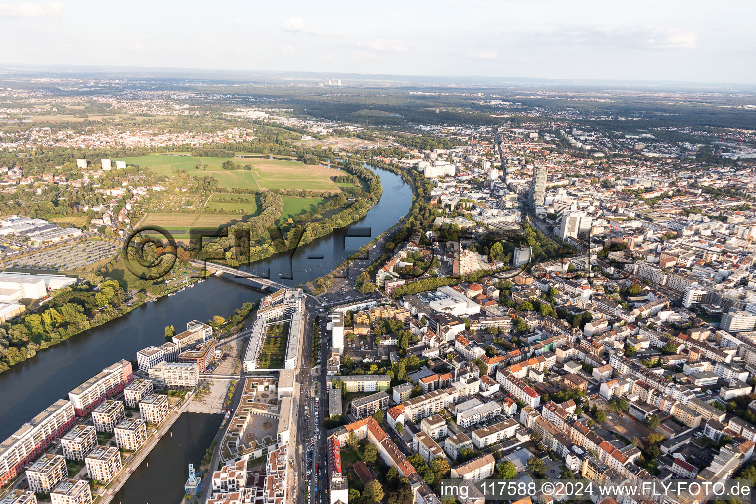 Bird's eye view of Residential area of the multi-family house settlement auf of the Hafeninsel in Offenbach am Main in the state Hesse, Germany