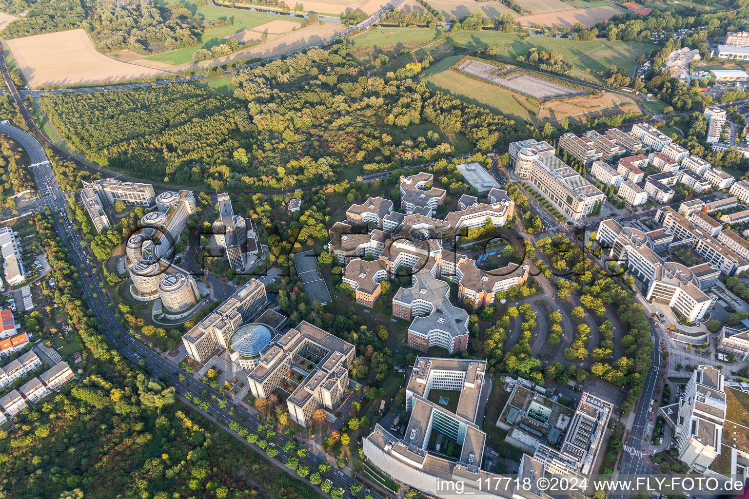 Aerial view of Office building - Ensemble von Studentenwohnheim Bed & Brains, 14. Polizeirevier, Air Liquide Global E&C Solutions and Bundesrepublik Deutschland - Finanzagentur GmbH in the district Niederursel in Frankfurt in the state Hesse, Germany