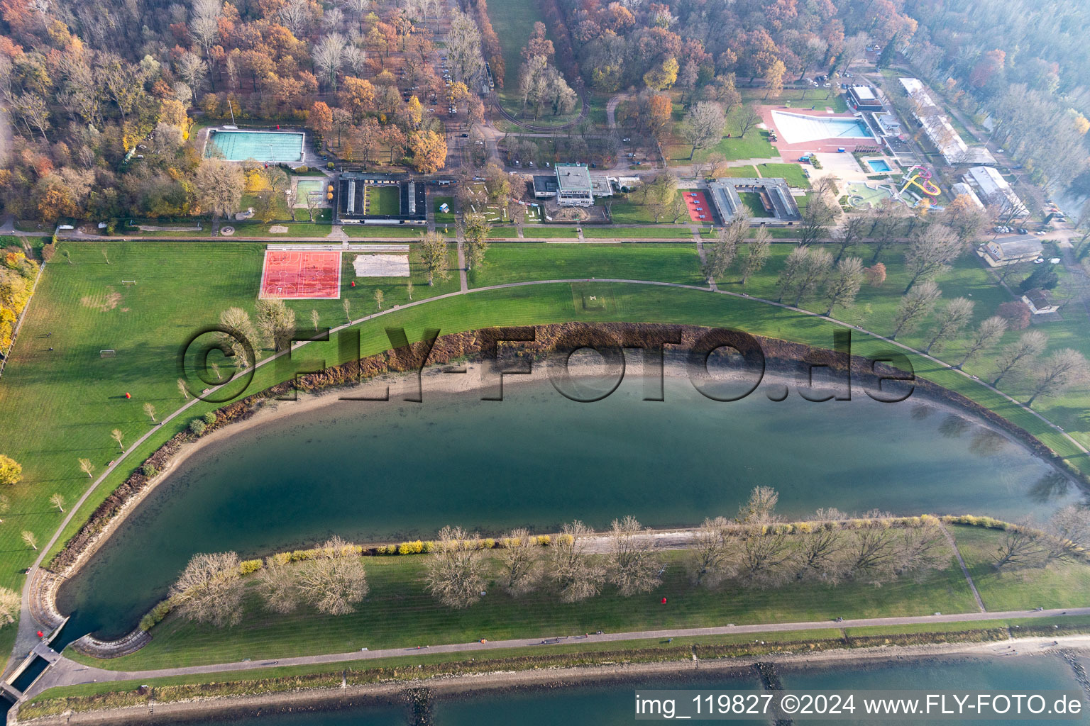 Beach areas on the Rheinstrandbad Rappenwoerth on Rhein in the district Daxlanden in Karlsruhe in the state Baden-Wurttemberg, Germany