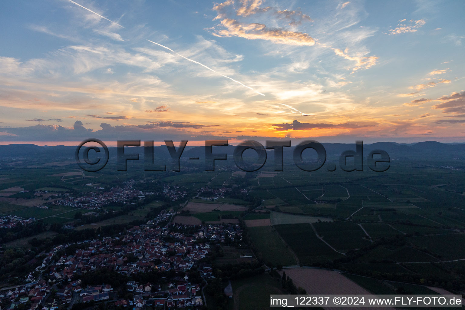 Sunset in the Southern Palatinate in the district Mühlhofen in Billigheim-Ingenheim in the state Rhineland-Palatinate, Germany