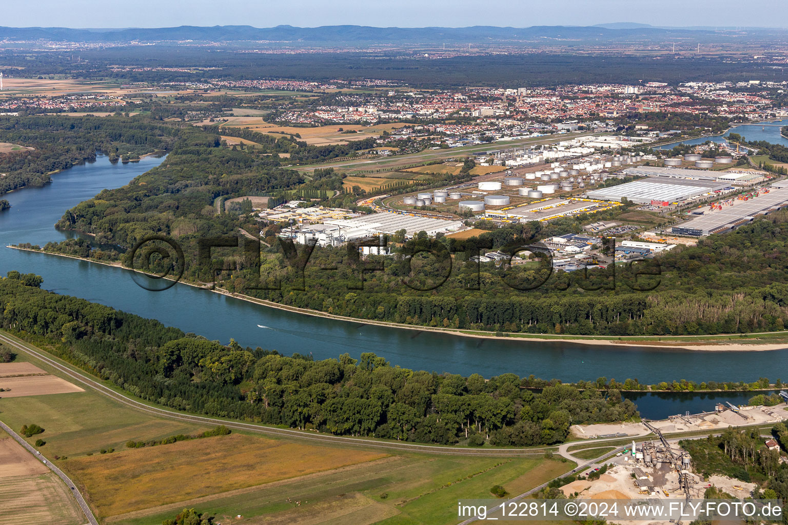 Aerial view of Technical facilities in the industrial area with Interpneu Handelsgesellschaft mbH - Reifen Logistikzentrum, Lidl Vertriebs GmbH & Co KG SPE, Contargo, TanQuid, Saint-Gobain Isover G+H AG, Vital Fleisch GmbH and Lauras Girls Bordell in Speyer in Speyer in the state Rhineland-Palatinate, Germany