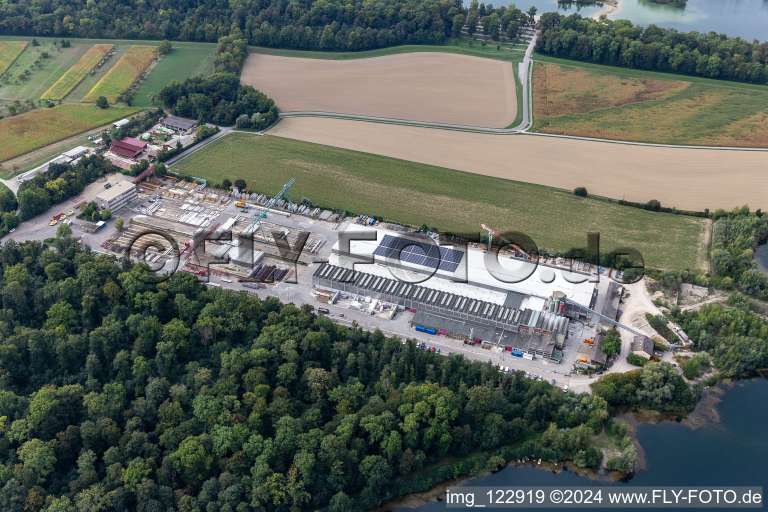 Mixed concrete and building materials factory of of Betonfertigteilewerk Linkenheim GmbH & Co. KG in Linkenheim-Hochstetten in the state Baden-Wuerttemberg, Germany