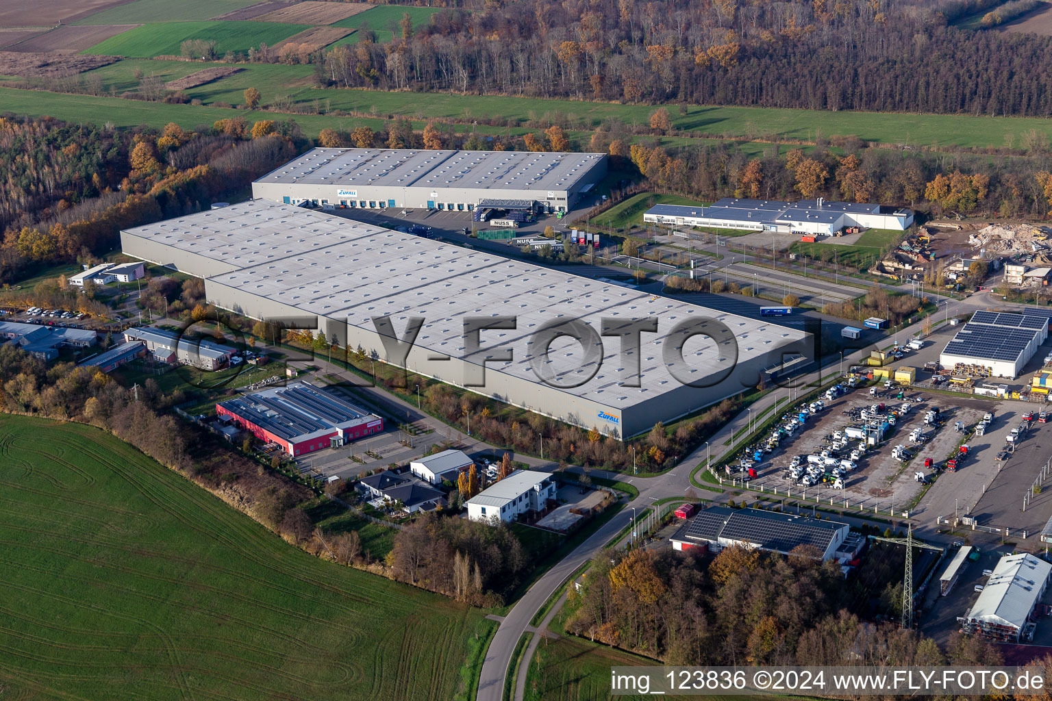 Industrial estate and company settlement Horst with Friedrich Zufall GmbH & Co. KG Internationale Spedition, Magna Exteriors, STS Group and Thermo Fisher in the district Minderslachen in Kandel in the state Rhineland-Palatinate, Germany