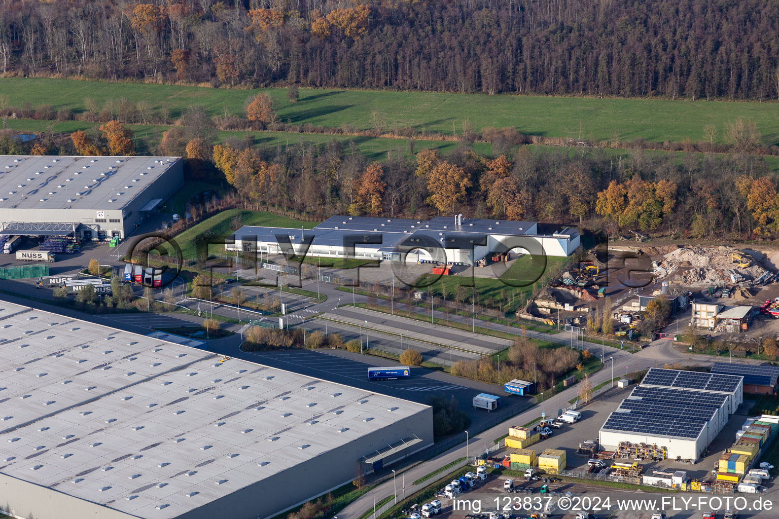 Oblique view of Horst industrial estate with Magna Exteriors, Zufall Logistics, STS Group and Thermo Fisher in the district Minderslachen in Kandel in the state Rhineland-Palatinate, Germany