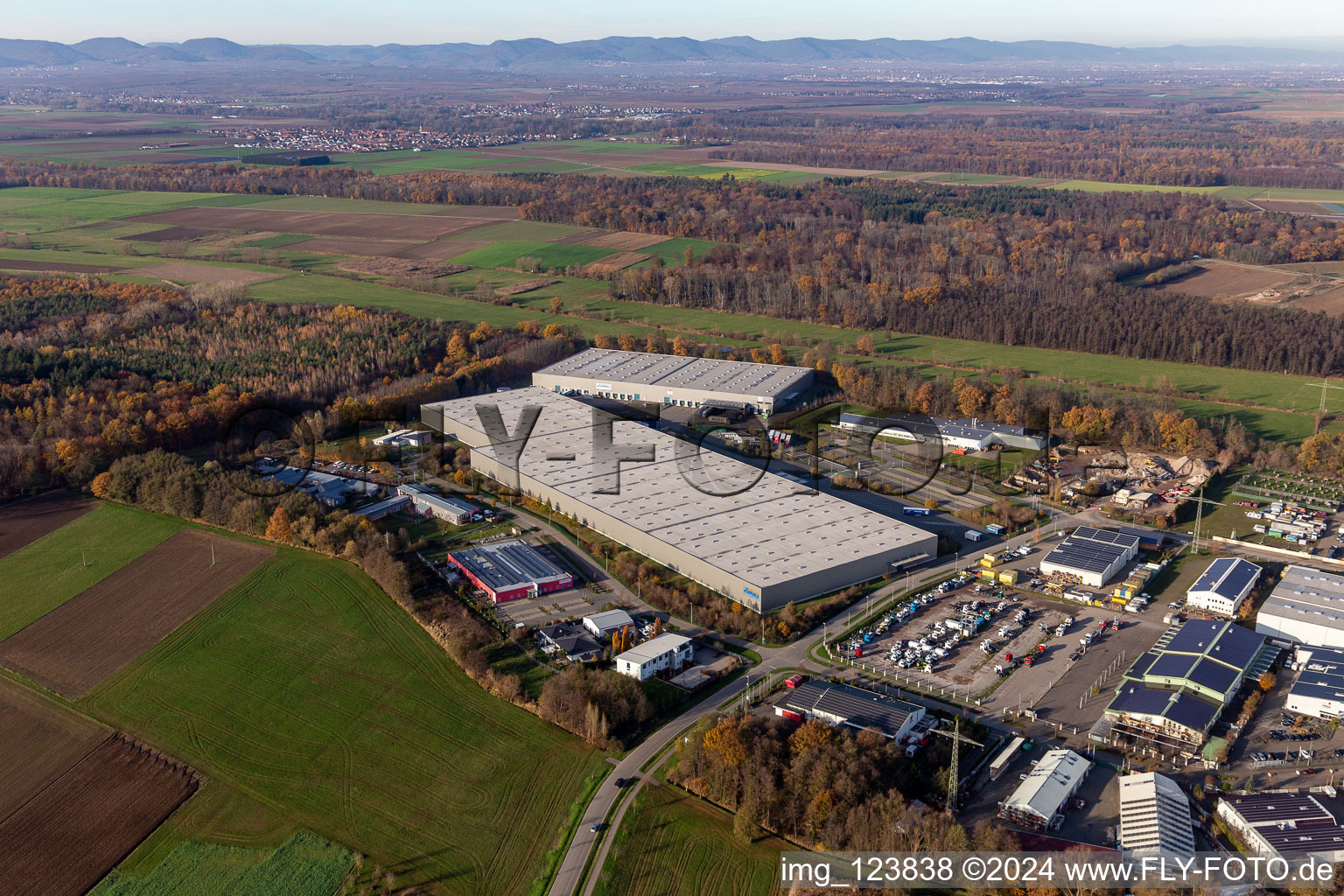 Aerial view of Industrial estate and company settlement Horst with Friedrich Zufall GmbH & Co. KG Internationale Spedition, Magna Exteriors, STS Group and Thermo Fisher in the district Minderslachen in Kandel in the state Rhineland-Palatinate, Germany