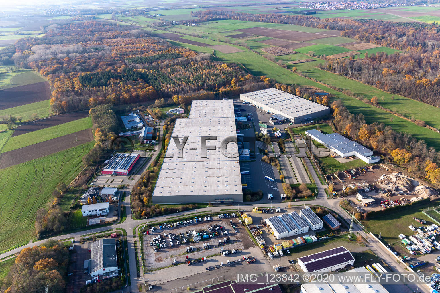 Horst commercial area with Magna Exteriors, Random Logistics, STS Group and Thermo Fisher in the district Minderslachen in Kandel in the state Rhineland-Palatinate, Germany from above