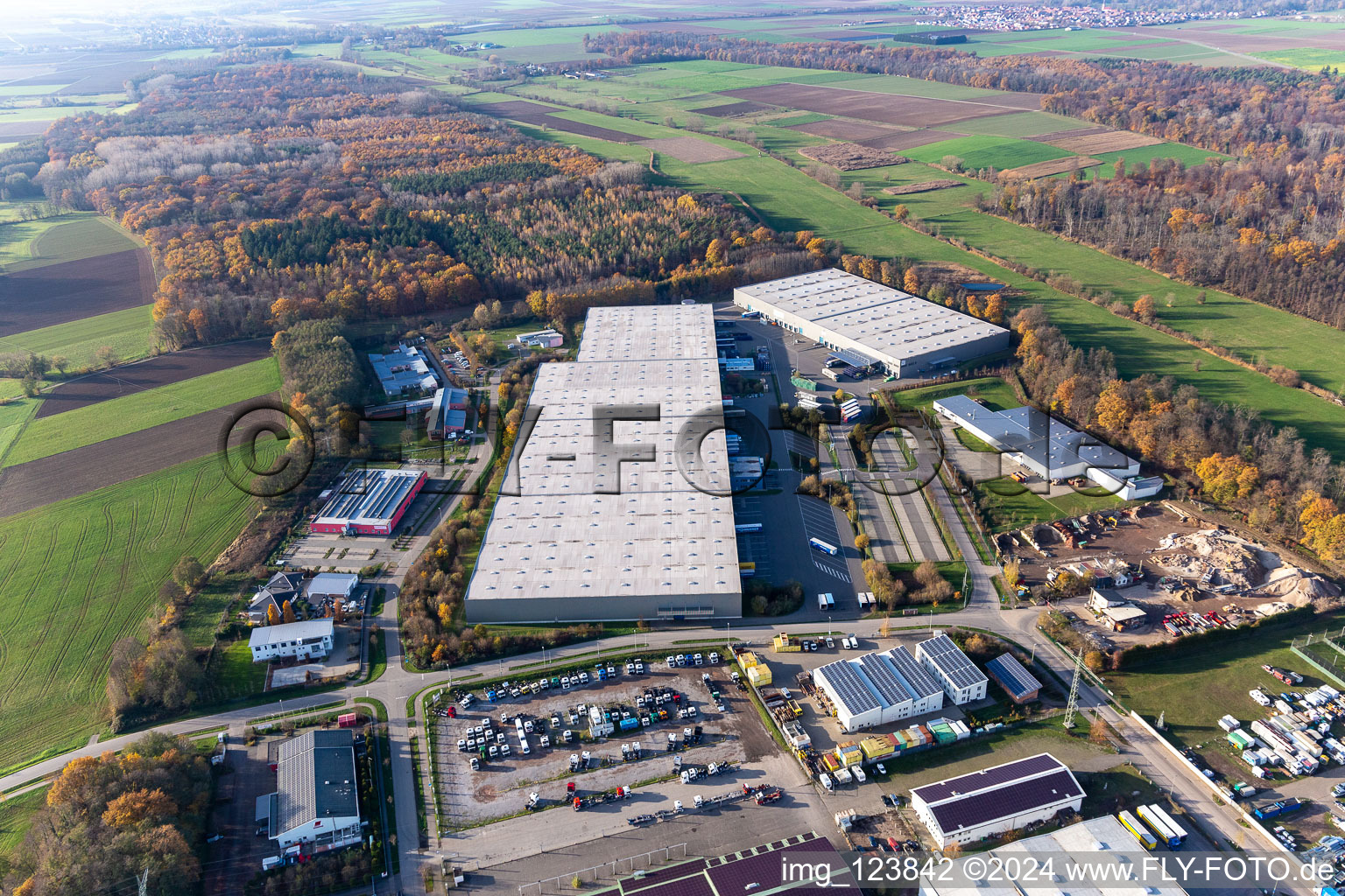 Horst industrial estate with Magna Exteriors, Zufall Logistics, STS Group and Thermo Fisher in the district Minderslachen in Kandel in the state Rhineland-Palatinate, Germany from above