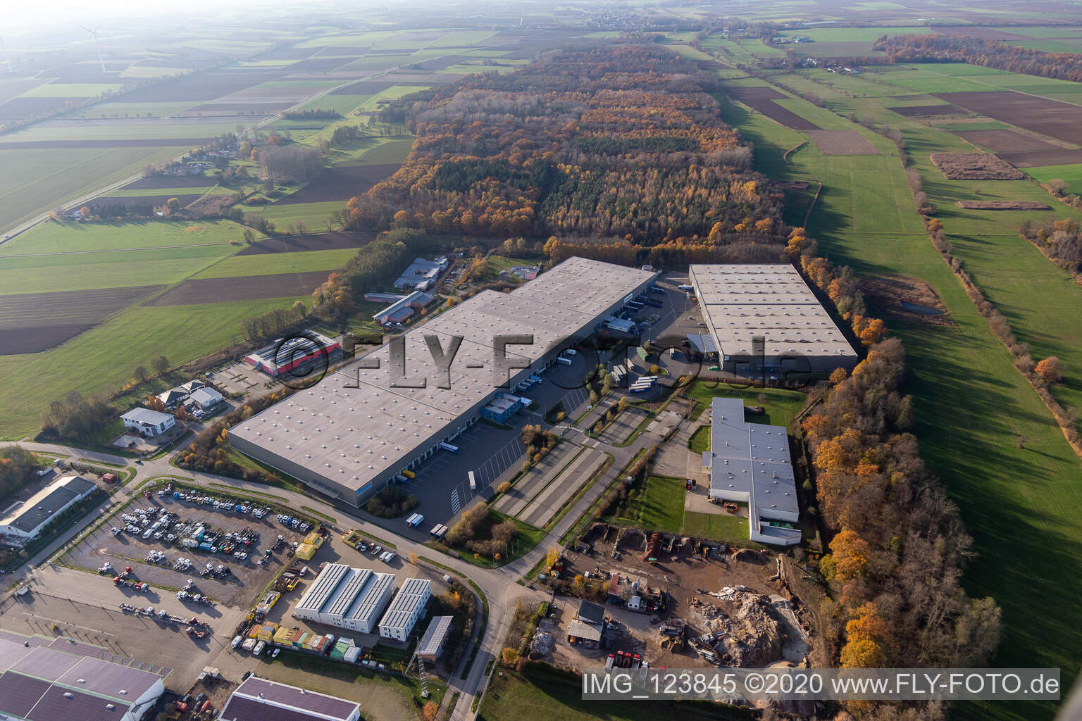 Aerial photograpy of Industrial estate and company settlement Horst with Friedrich Zufall GmbH & Co. KG Internationale Spedition, Magna Exteriors, STS Group and Thermo Fisher in the district Minderslachen in Kandel in the state Rhineland-Palatinate, Germany