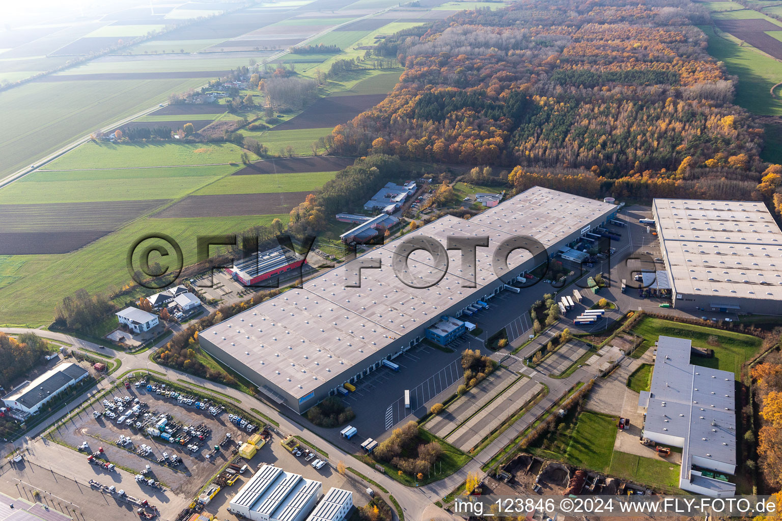 Horst industrial estate with Magna Exteriors, Zufall Logistics, STS Group and Thermo Fisher in the district Minderslachen in Kandel in the state Rhineland-Palatinate, Germany seen from above