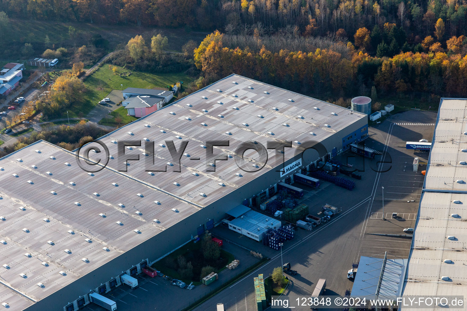 Bird's eye view of Horst industrial estate with Magna Exteriors, Zufall Logistics, STS Group and Thermo Fisher in the district Minderslachen in Kandel in the state Rhineland-Palatinate, Germany