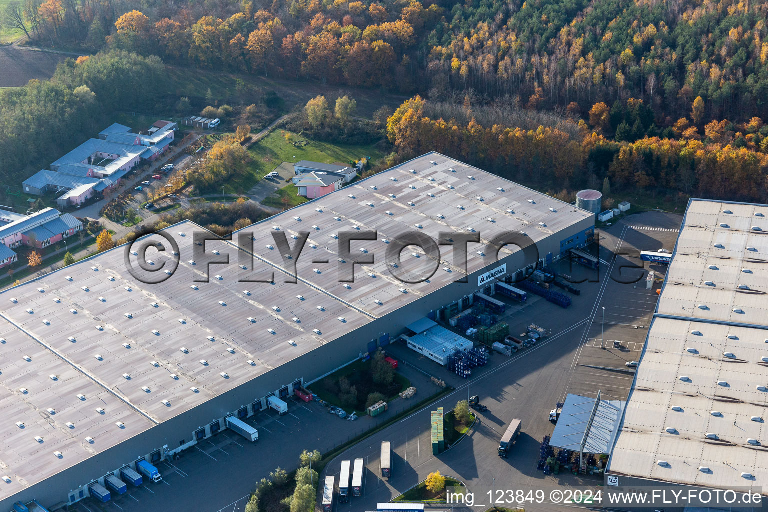 Horst industrial estate with Magna Exteriors, Zufall Logistics, STS Group and Thermo Fisher in the district Minderslachen in Kandel in the state Rhineland-Palatinate, Germany viewn from the air