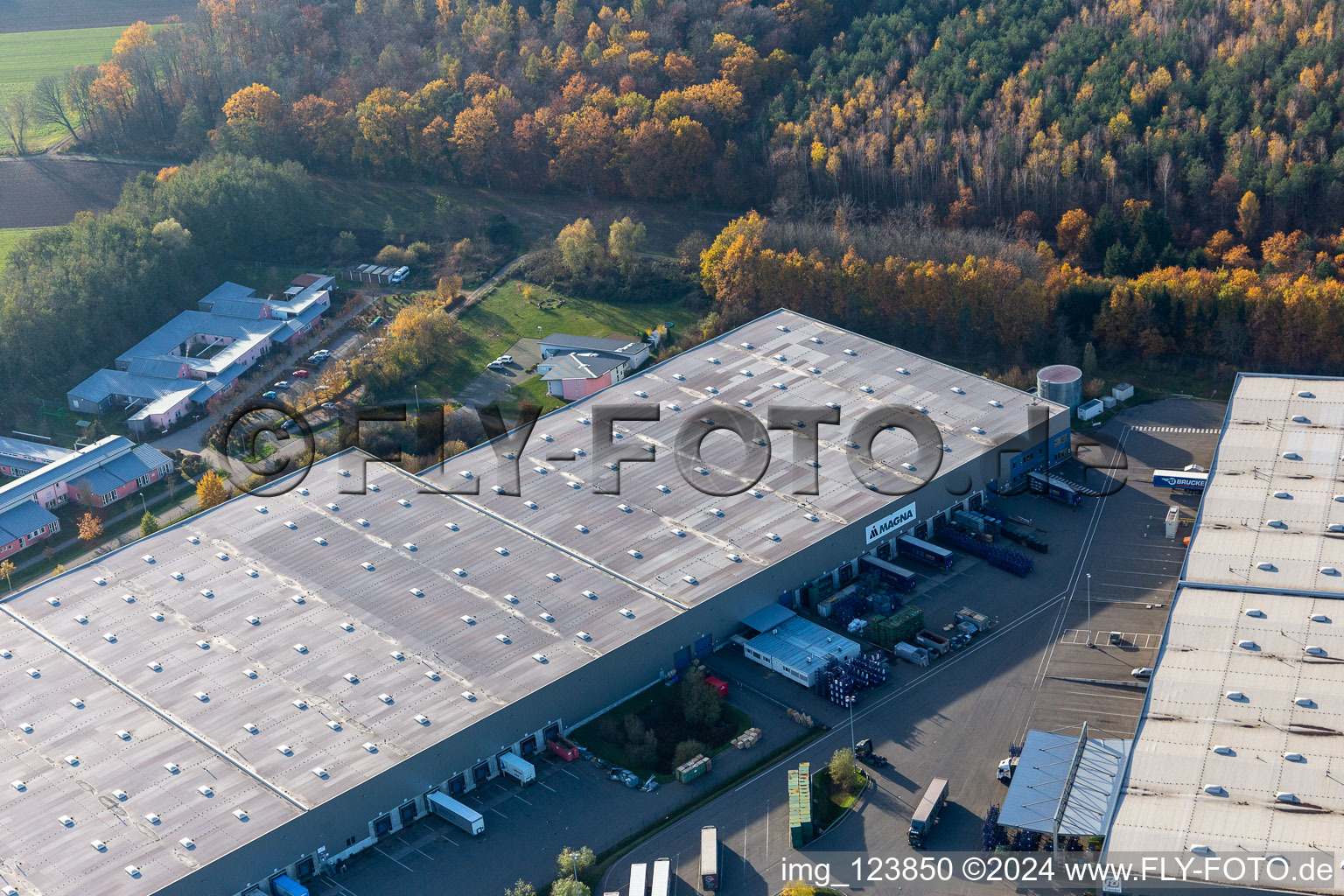 Drone recording of Horst commercial area with Magna Exteriors, Random Logistics, STS Group and Thermo Fisher in the district Minderslachen in Kandel in the state Rhineland-Palatinate, Germany