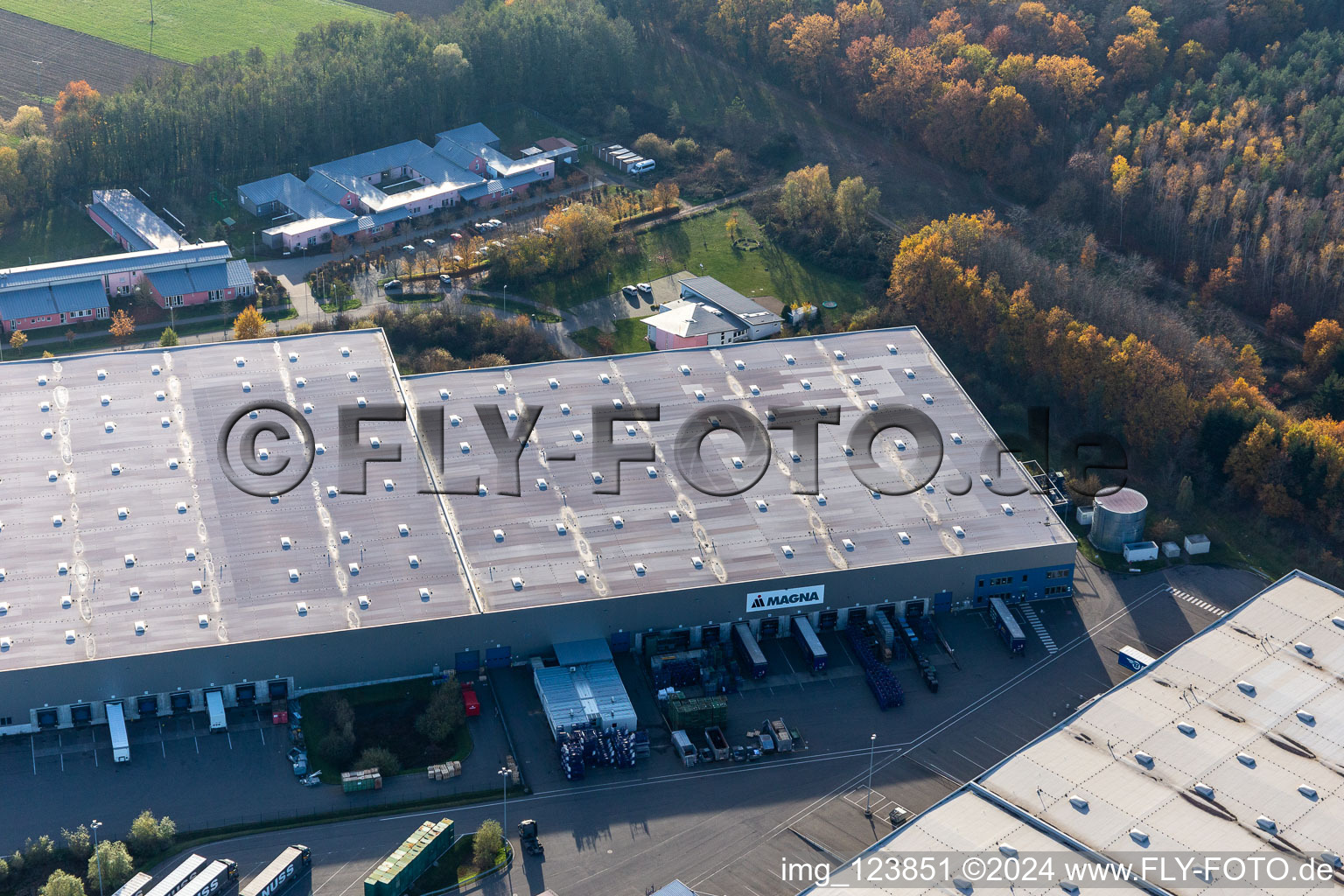 Drone image of Horst industrial estate with Magna Exteriors, Zufall Logistics, STS Group and Thermo Fisher in the district Minderslachen in Kandel in the state Rhineland-Palatinate, Germany