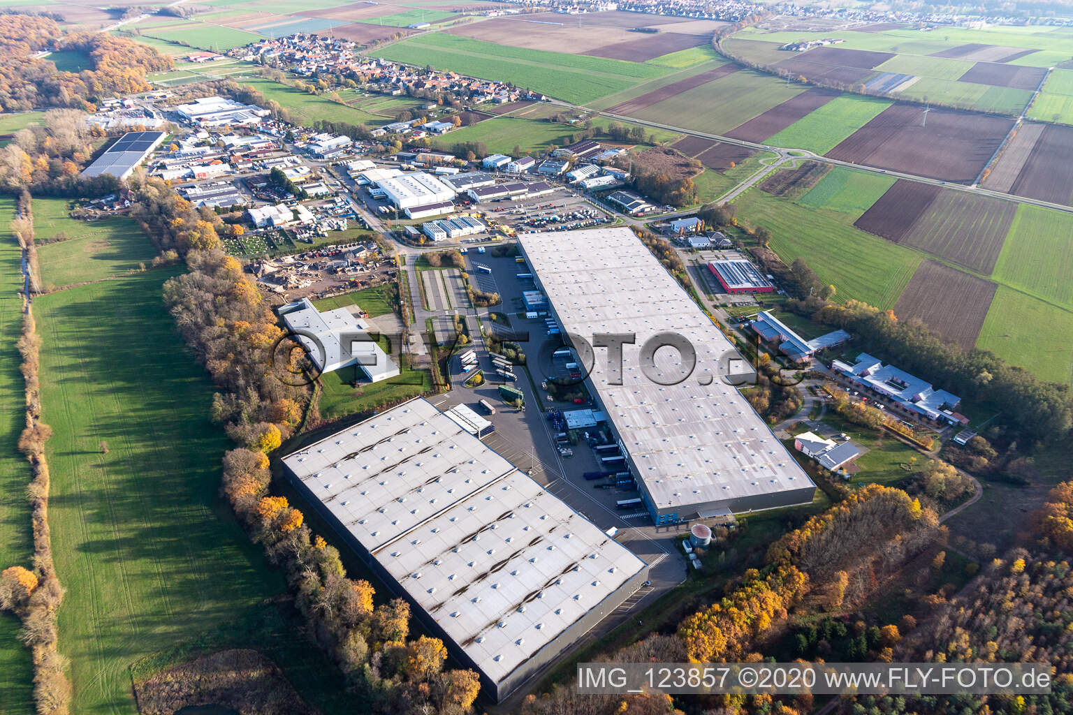 Oblique view of Industrial estate and company settlement Horst with Friedrich Zufall GmbH & Co. KG Internationale Spedition, Magna Exteriors, STS Group and Thermo Fisher in the district Minderslachen in Kandel in the state Rhineland-Palatinate, Germany