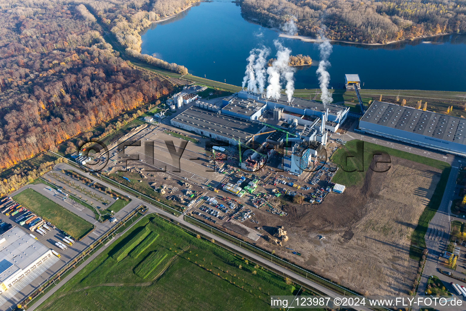 Oblique view of Construction of the new gas- hydrogen-power plant at paer mill Papierfabrik Palm GmbH & Co. KG in the district Industriegebiet Woerth-Oberwald in Woerth am Rhein in the state Rhineland-Palatinate