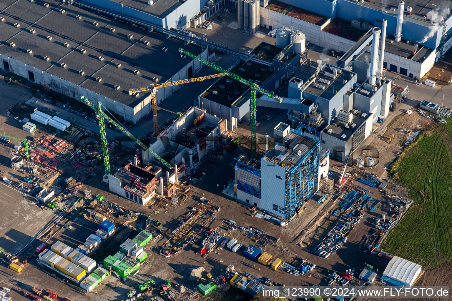 Construction of the new gas- hydrogen-power plant at paer mill Papierfabrik Palm GmbH & Co. KG in the district Industriegebiet Woerth-Oberwald in Woerth am Rhein in the state Rhineland-Palatinate from above