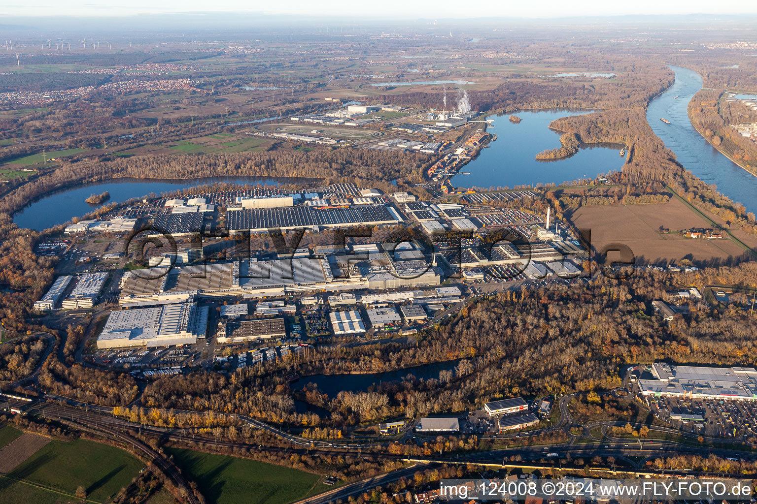 Aerial photograpy of Building and production halls on the premises of Daimler Automobilwerk Woerth in Woerth am Rhein in the state Rhineland-Palatinate, Germany