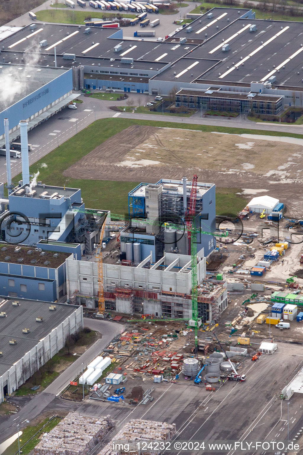 Construction of the new gas- hydrogen-power plant at paer mill Papierfabrik Palm GmbH & Co. KG in the district Industriegebiet Woerth-Oberwald in Woerth am Rhein in the state Rhineland-Palatinate from the plane