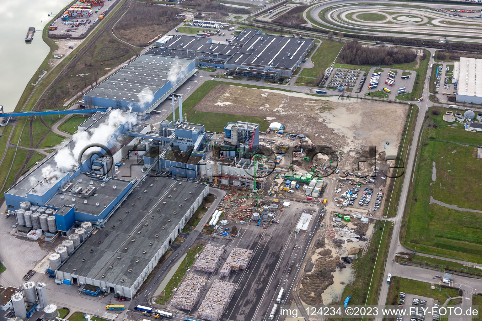 Bird's eye view of Construction of the new gas- hydrogen-power plant at paer mill Papierfabrik Palm GmbH & Co. KG in the district Industriegebiet Woerth-Oberwald in Woerth am Rhein in the state Rhineland-Palatinate