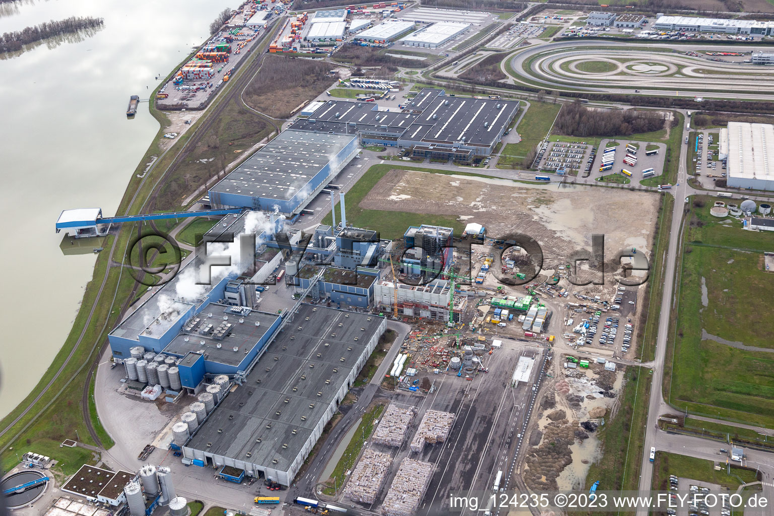 Construction of the new gas- hydrogen-power plant at paer mill Papierfabrik Palm GmbH & Co. KG in the district Industriegebiet Woerth-Oberwald in Woerth am Rhein in the state Rhineland-Palatinate viewn from the air
