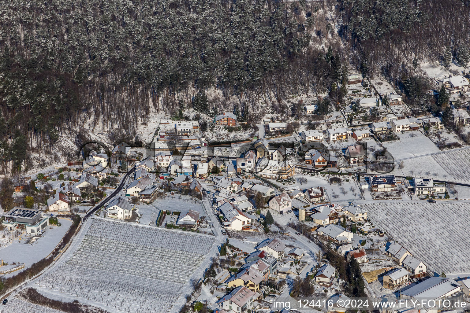 Winter aerial photo in the snow of Gleiszellen, Kirchbergstr in the district Gleiszellen in Gleiszellen-Gleishorbach in the state Rhineland-Palatinate, Germany