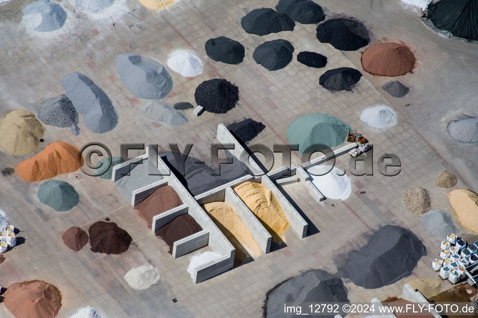 Aerial photograpy of Gartenkies, Badische Terrazzo Handelsgesellschaft mbH Huttenheimer Landstrasse 2-6 in the district Neudorf in Graben-Neudorf in the state Baden-Wuerttemberg, Germany