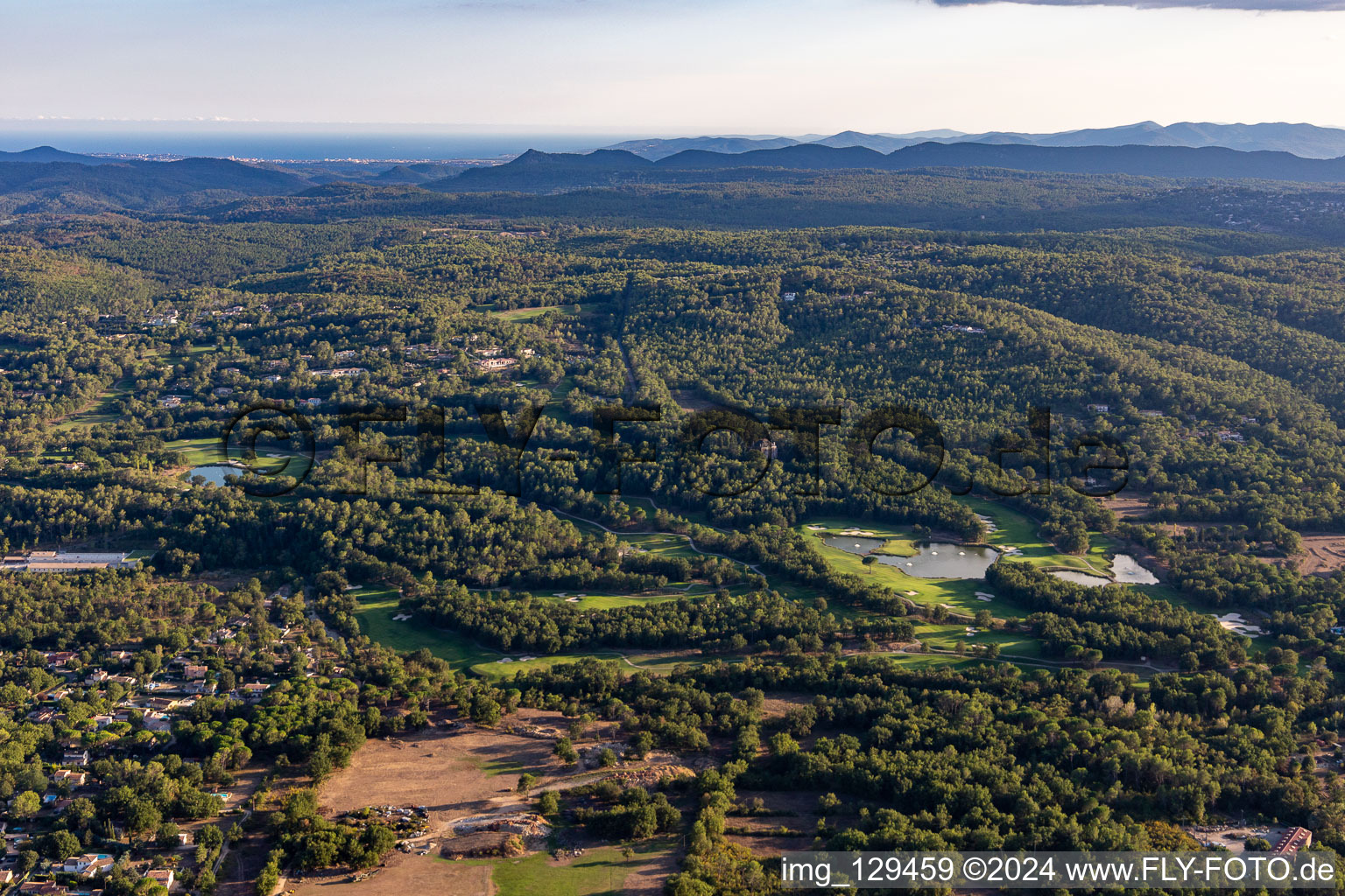 Oblique view of Albatros Golf Performance Center, course 18 trous Le Château et Le Riou in Tourrettes in the state Var, France