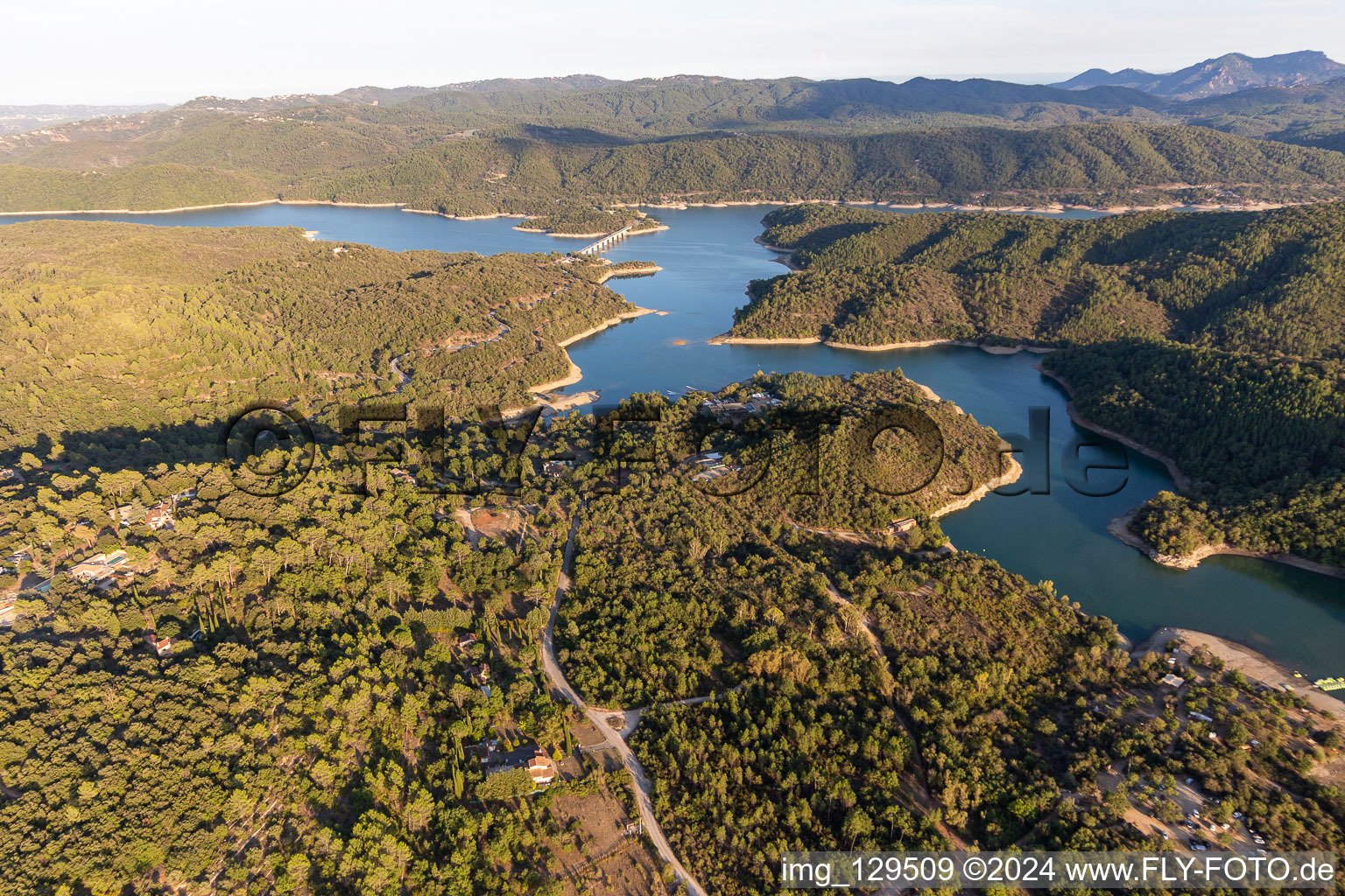 Reservoir: Lac Cassien - Faience in Montauroux in the state Var, France seen from above