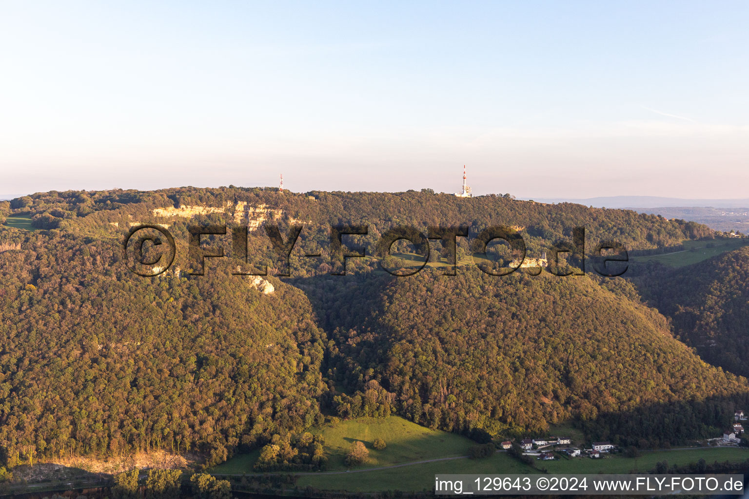 Château fort en ruine de, Belvedere et Fointaine Montfaucon in Montfaucon in the state Doubles, France