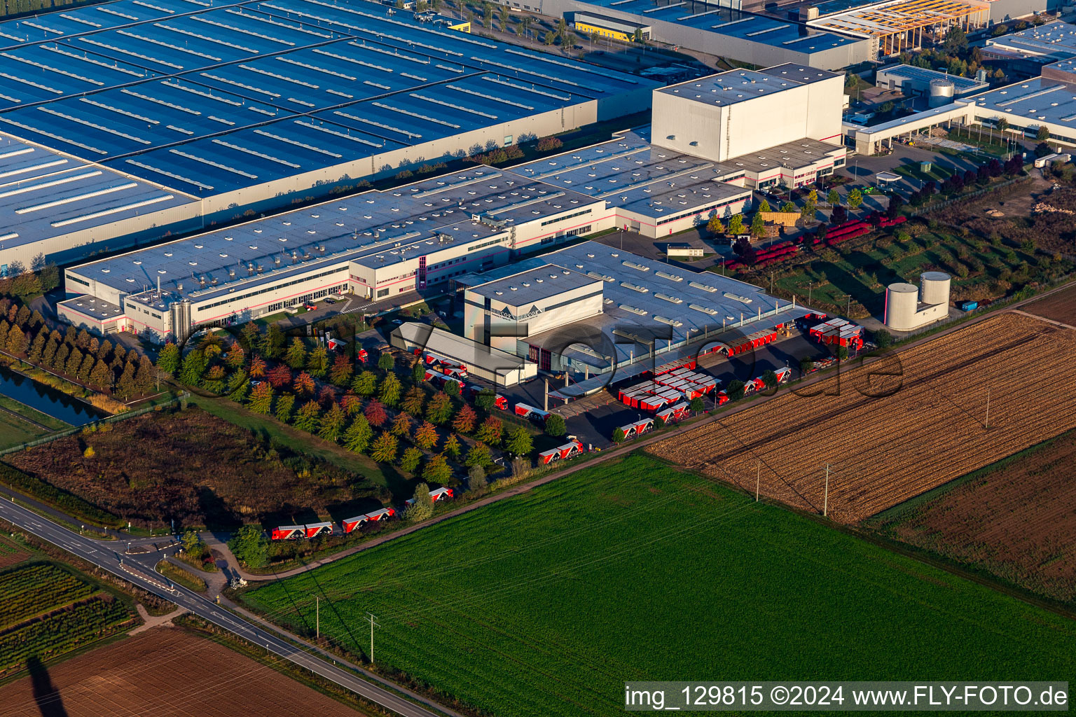 Aerial view of Industrial estate and company settlement Interpark with Tricor Packaging & Logistics AG, Prowell Papierverarbeitung Gmbh in Offenbach an der Queich in the state Rhineland-Palatinate, Germany