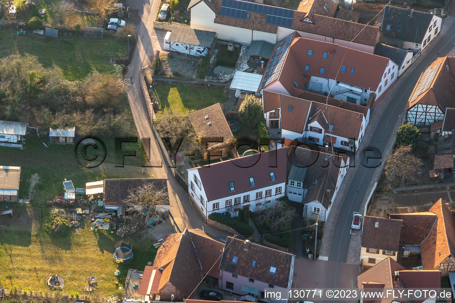 Dust alley in the district Arzheim in Landau in der Pfalz in the state Rhineland-Palatinate, Germany from above