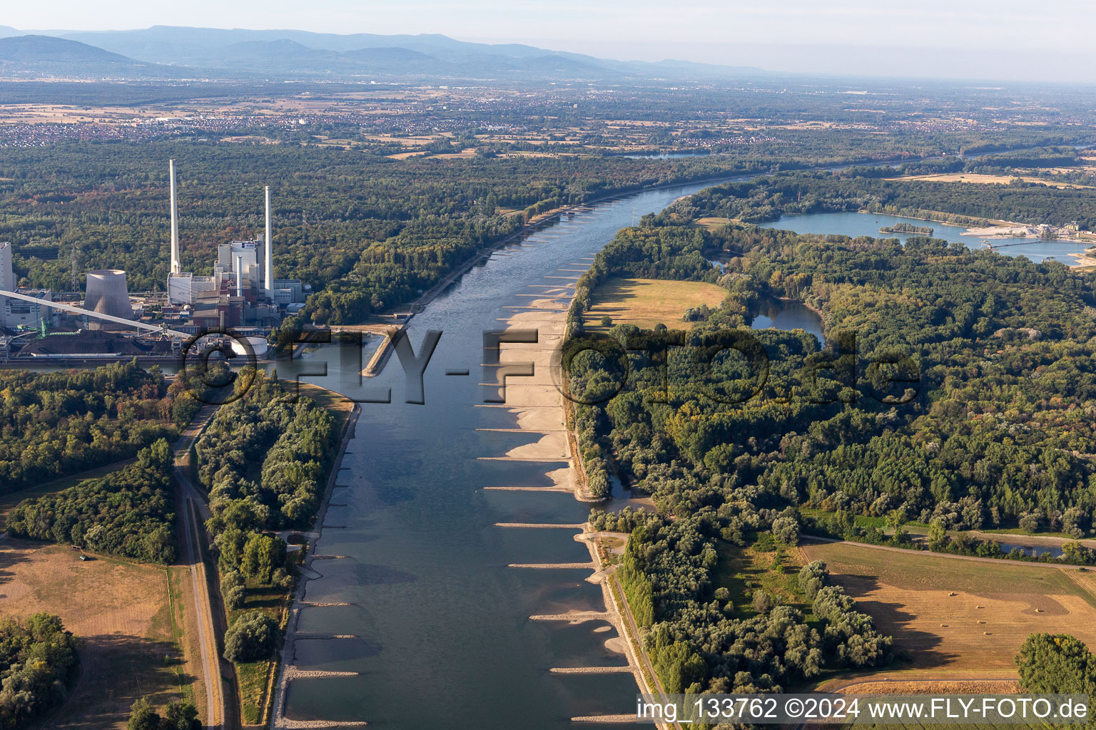 Groynes and sandbanks in the Rhine dried up due to low water levels at Maximiliansau in the district Maximiliansau in Wörth am Rhein in the state Rhineland-Palatinate, Germany