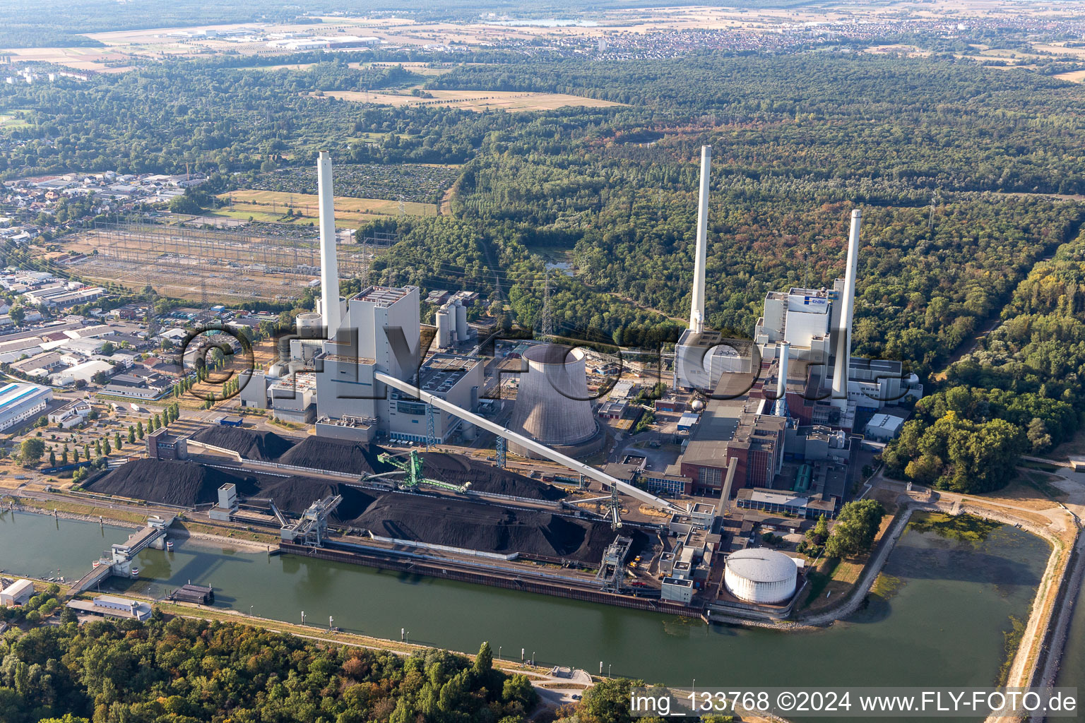 EnBW's Rhine port steam power plant throttled due to low water levels in the Rhine in the district Daxlanden in Karlsruhe in the state Baden-Wuerttemberg, Germany