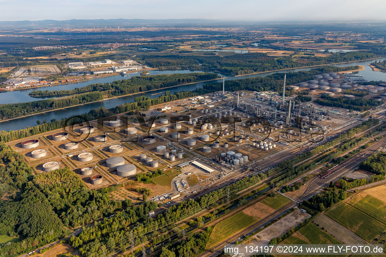 Upper Rhine mineral oil refinery in the district Knielingen in Karlsruhe in the state Baden-Wuerttemberg, Germany