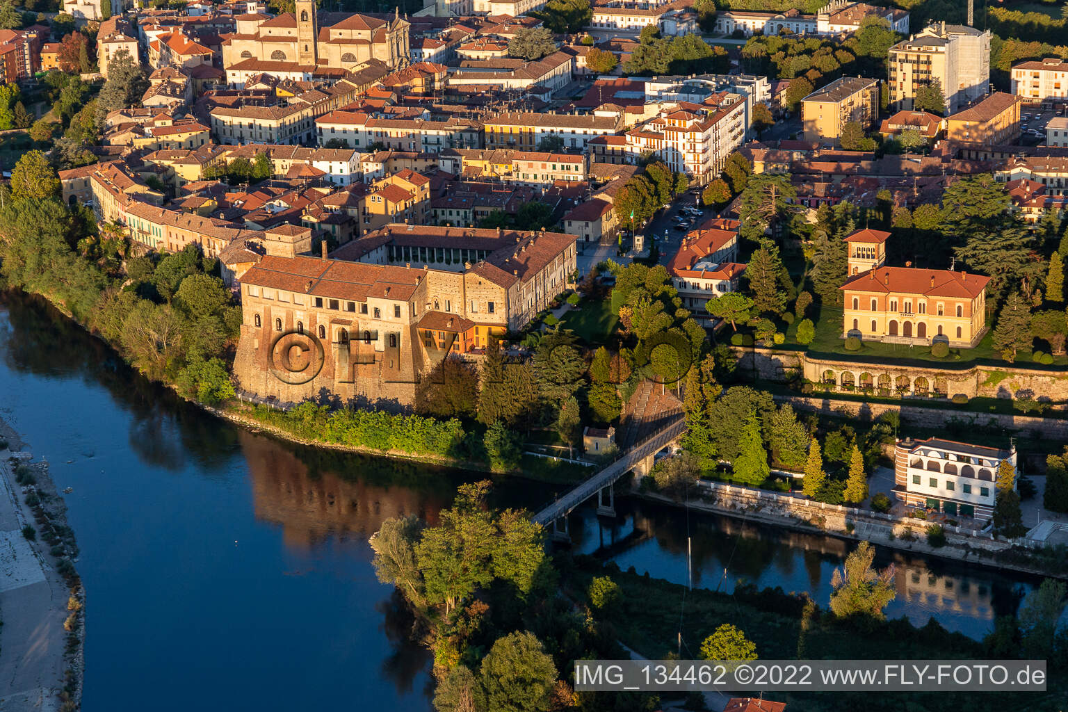 Castello di Cassano d'Adda, Villa Gabbioneta in Cassano d’Adda in the state Lombardy, Italy from above