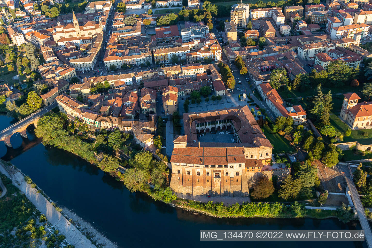 Castello di Cassano d'Adda, Villa Gabbioneta in Cassano d’Adda in the state Lombardy, Italy seen from above