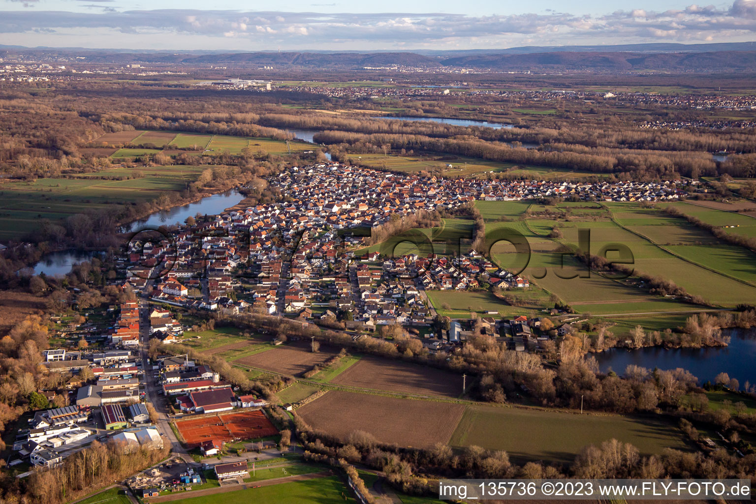 From the west in Neuburg am Rhein in the state Rhineland-Palatinate, Germany