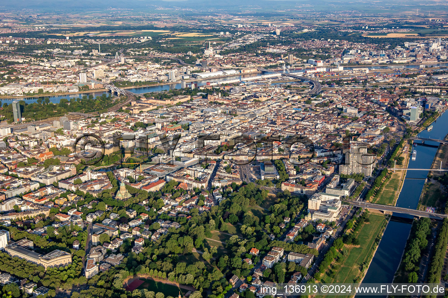 Square city in the horseshoe-shaped ring between the Rhine and the Nekar in the district Innenstadt in Mannheim in the state Baden-Wuerttemberg, Germany