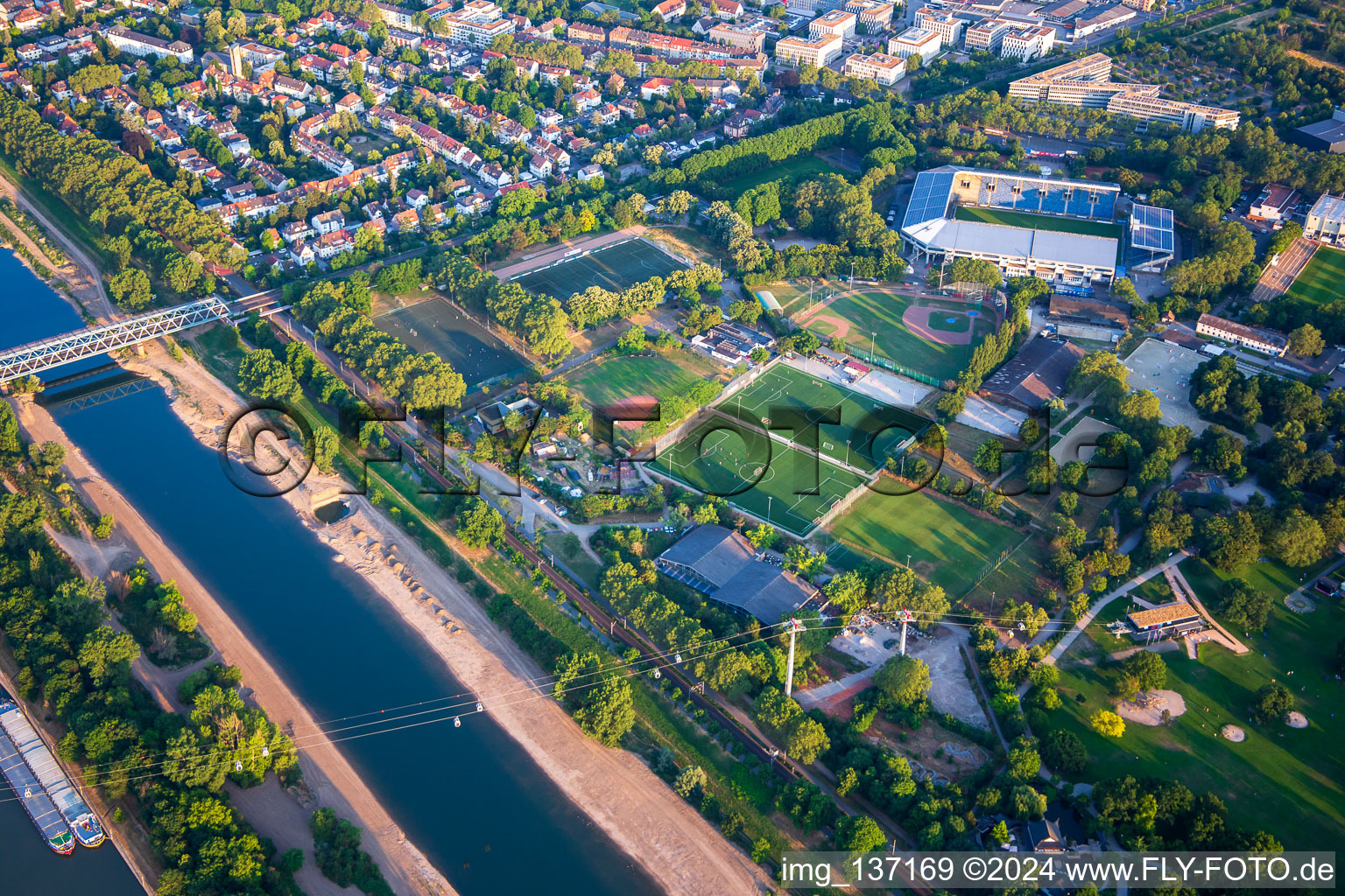 Cable car over the Neckar from Luisenpark to Spinellipark of the Federal Garden Show Mannheim BUGA 2023 in the district Oststadt in Mannheim in the state Baden-Wuerttemberg, Germany