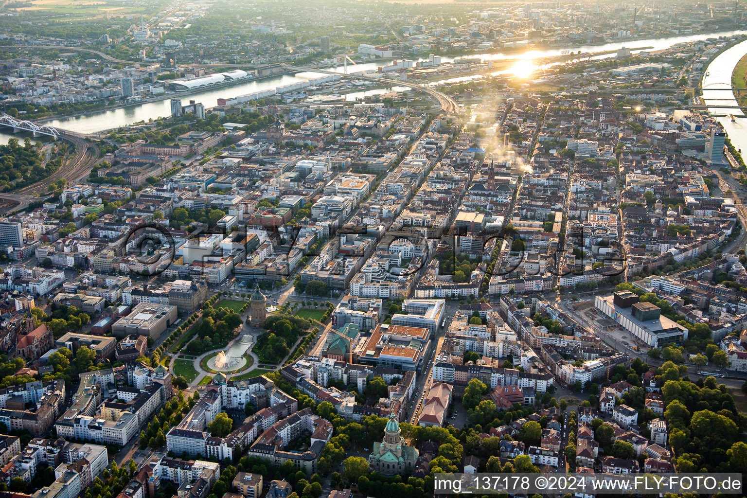 City of squares between the water tower, Rhine and Neckar from the east in the district Innenstadt in Mannheim in the state Baden-Wuerttemberg, Germany