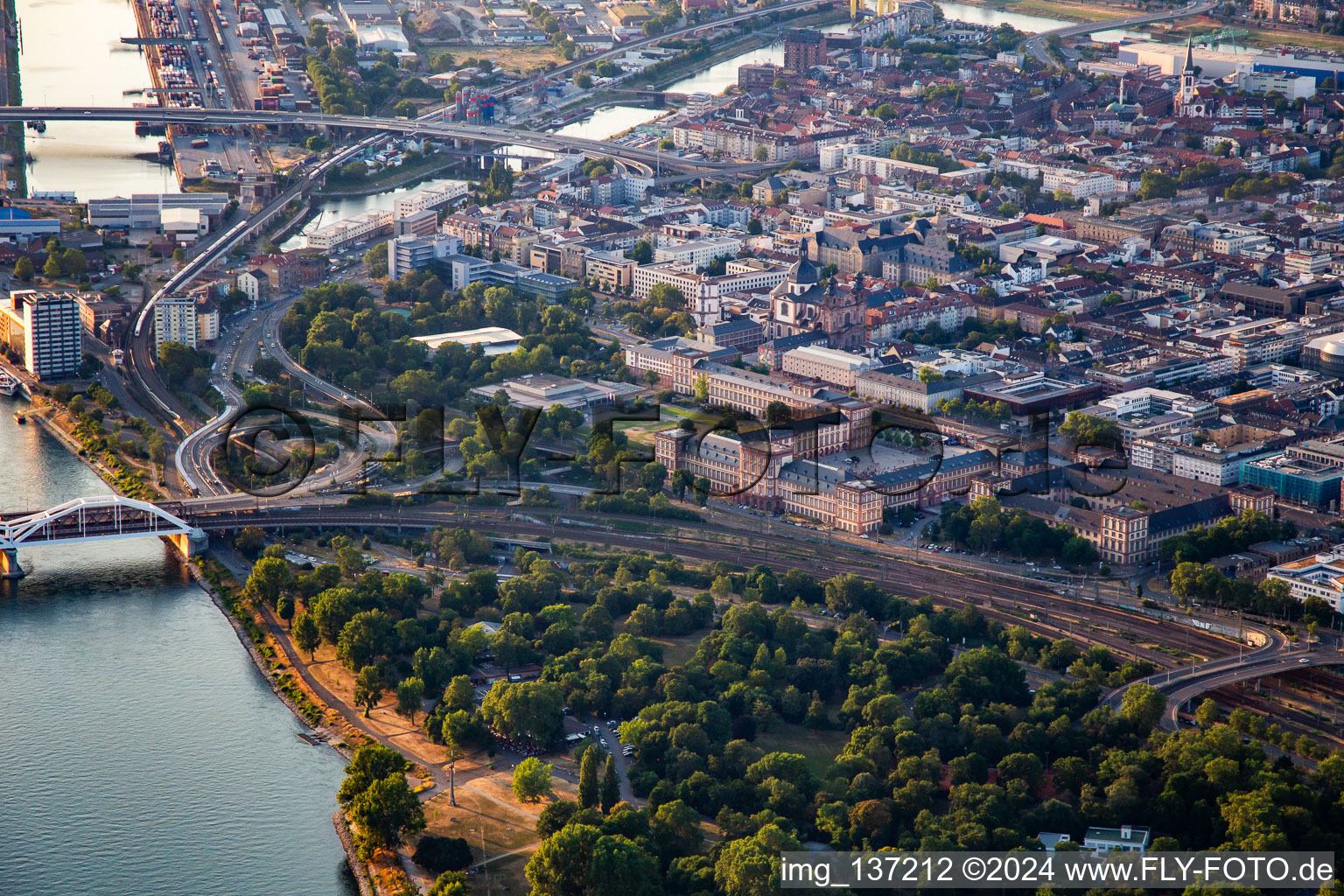 Baroque palace Mannheim with university Mannheim in the district Innenstadt in Mannheim in the state Baden-Wuerttemberg, Germany