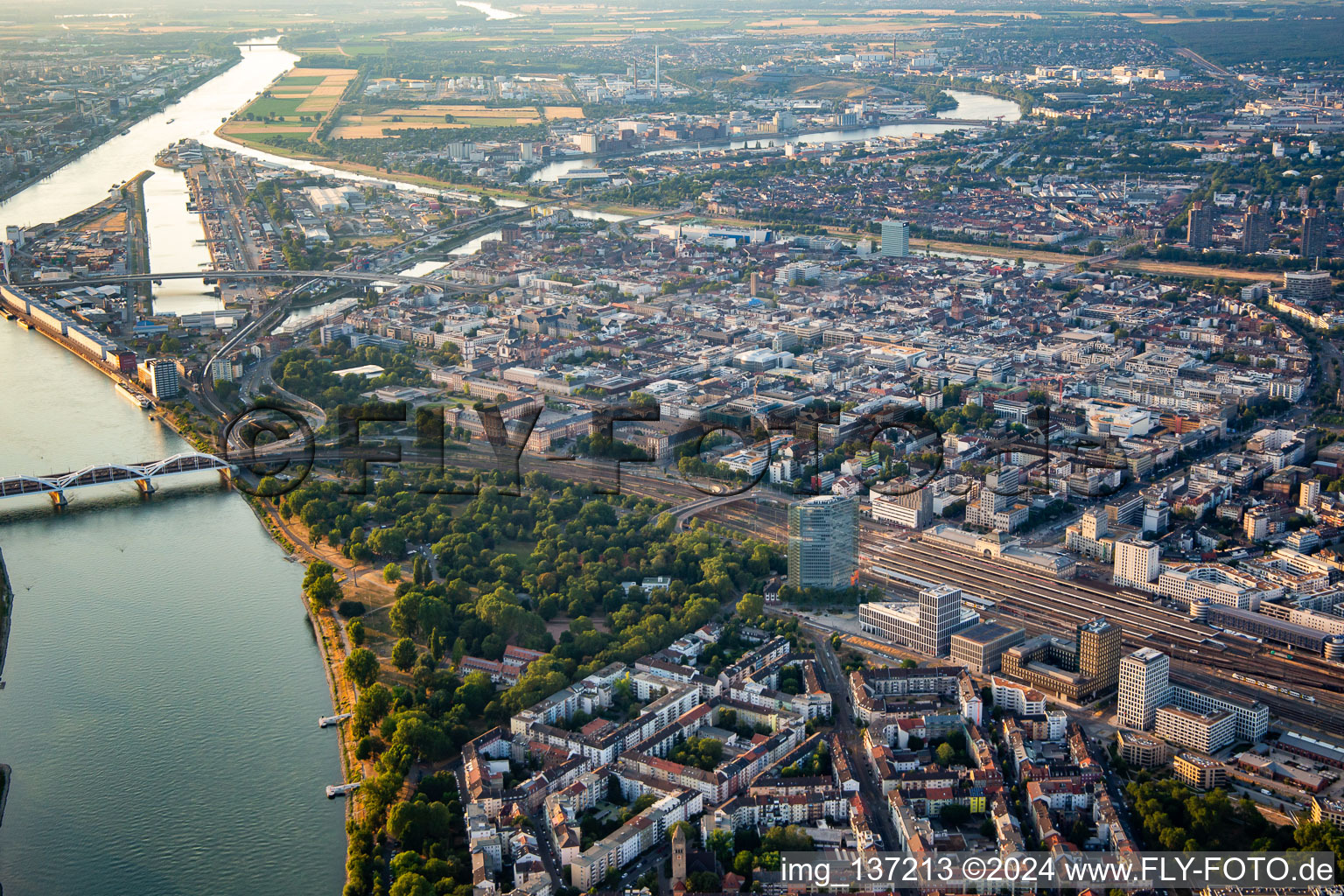 City of squares from the south between the railway, Rhine and Neckar and Ring in the district Innenstadt in Mannheim in the state Baden-Wuerttemberg, Germany