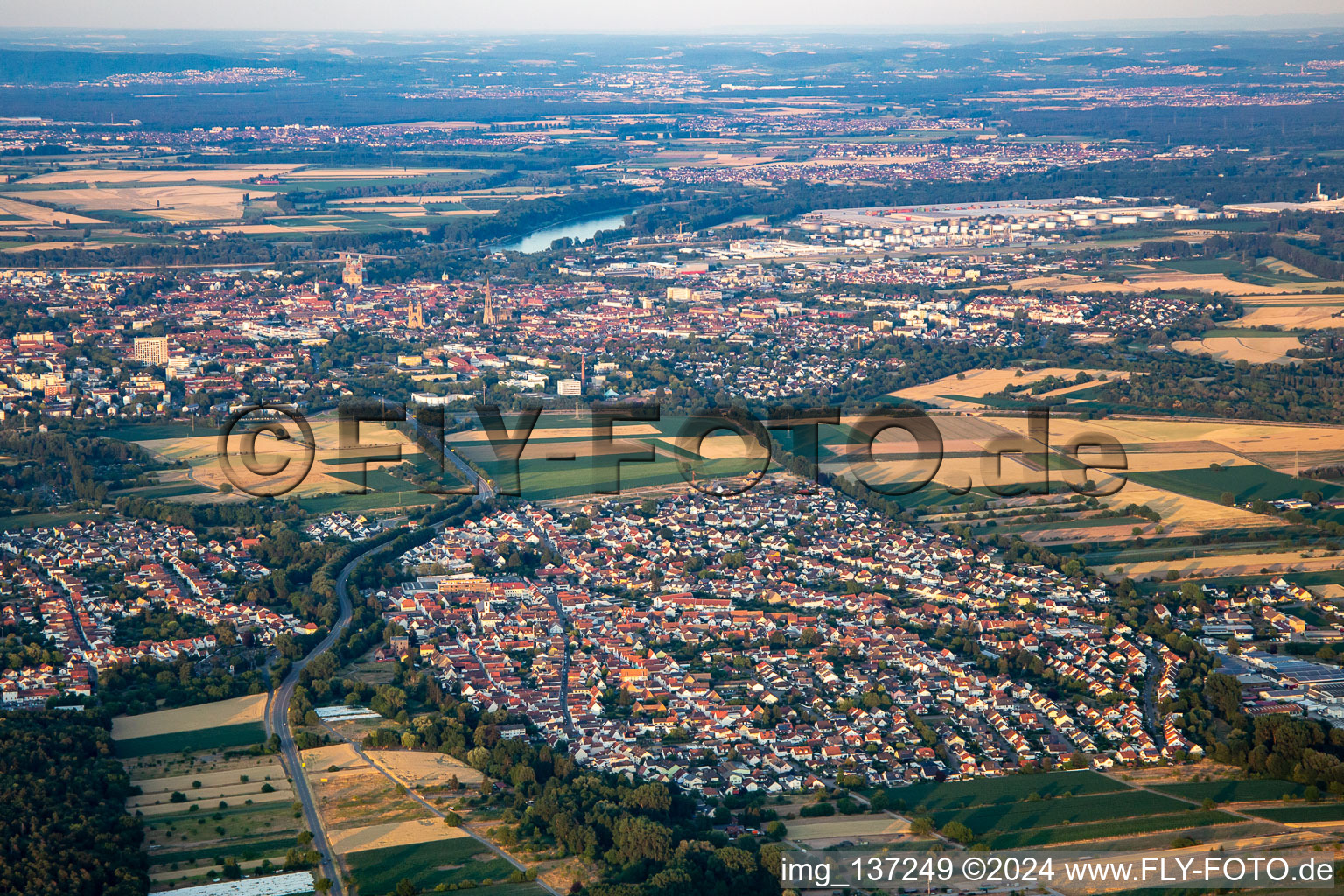 From the west in Dudenhofen in the state Rhineland-Palatinate, Germany