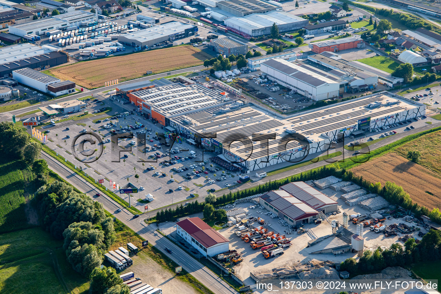 Shopping center Qcenter Ptuj, hardware store OBI Ptuj in Ptuj in the state Slovenia, Slovenia